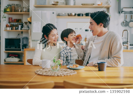 一家人在餐廳放鬆 135902598