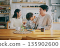 一家人在餐廳放鬆 135902600
