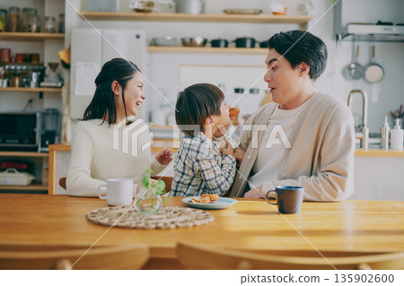 一家人在餐廳放鬆 一家人在餐廳放鬆 135902600