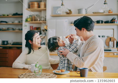 一家人在餐廳放鬆 135902603