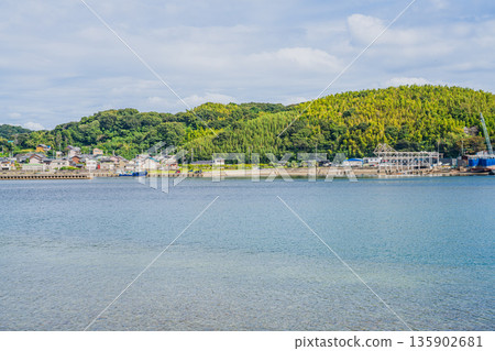 三河灣和蒲郡市(愛知縣)的城市景觀 三河灣和蒲郡市(愛知縣)的城市景觀 135902681