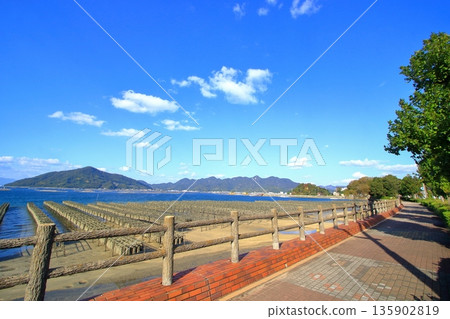 一條海濱步道,您可以在那裡漫步和散步。 一條海濱步道,您可以在那裡漫步和散步。 135902819