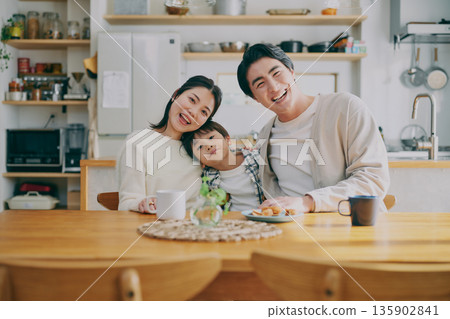 一家人在餐廳放鬆 一家人在餐廳放鬆 135902841