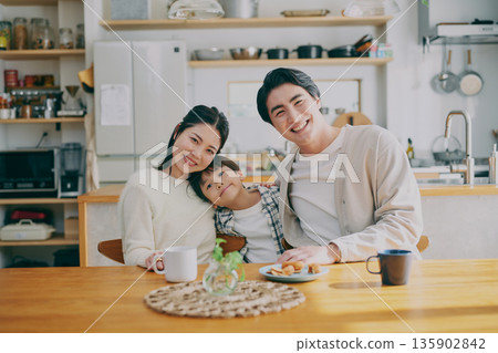 一家人在餐廳放鬆 135902842