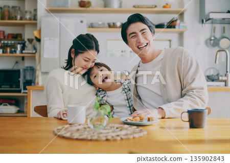 一家人在餐廳放鬆 一家人在餐廳放鬆 135902843