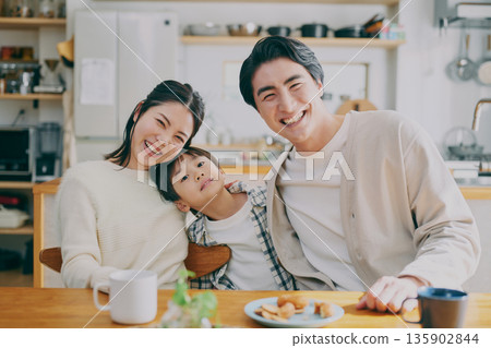 Family relaxing in the dining room 135902844