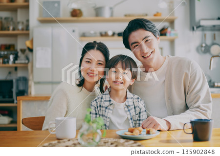 一家人在餐廳放鬆 一家人在餐廳放鬆 135902848