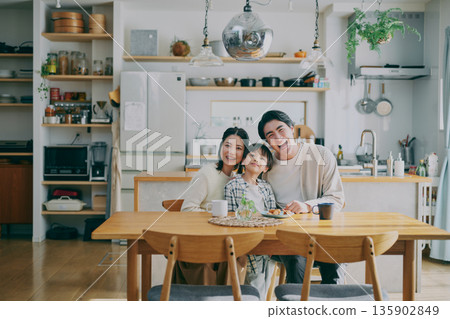 一家人在餐廳放鬆 一家人在餐廳放鬆 135902849