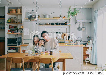 一家人在餐廳放鬆 135902850