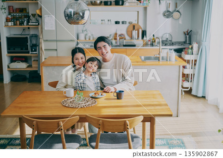 一家人在餐廳放鬆 一家人在餐廳放鬆 135902867