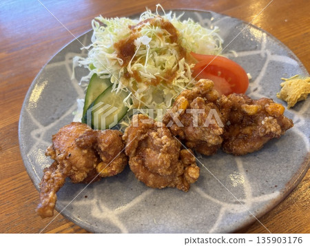 Fried chicken with lemon 135903176