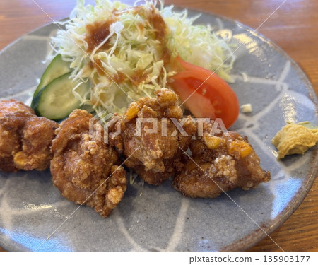 Fried chicken with lemon 135903177