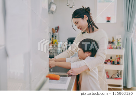 在廚房做飯的父母 135903180