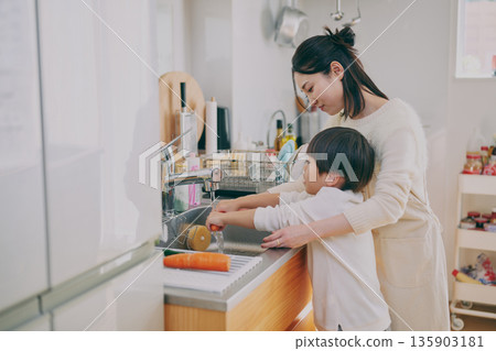 Parents who cook in the kitchen Parents who cook in the kitchen 135903181