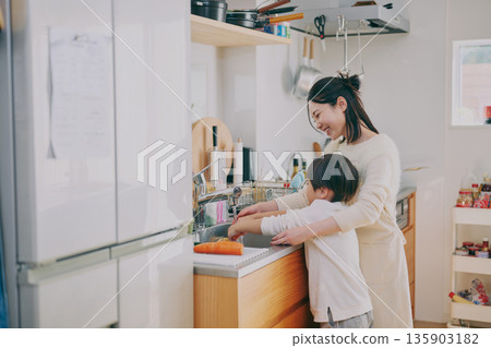 在廚房做飯的父母 在廚房做飯的父母 135903182