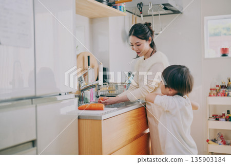在廚房做飯的父母 在廚房做飯的父母 135903184