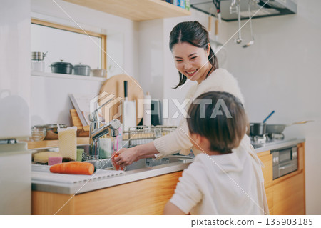 在廚房做飯的父母 在廚房做飯的父母 135903185