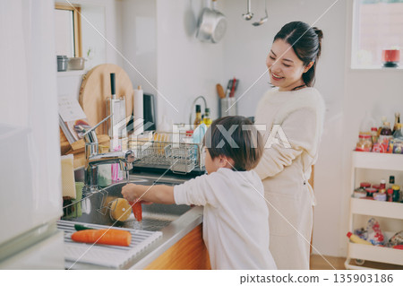 在廚房做飯的父母 135903186