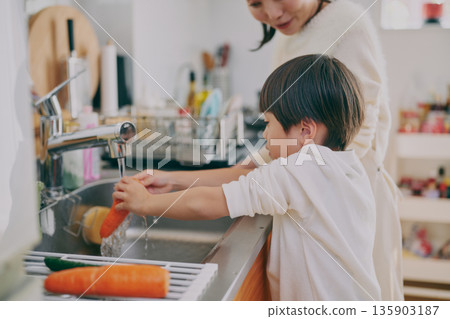 Parents who cook in the kitchen 135903187
