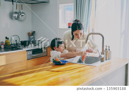 在廚房做飯的父母 135903188