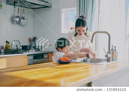 在廚房做飯的父母 135903228