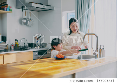 在廚房做飯的父母 在廚房做飯的父母 135903231