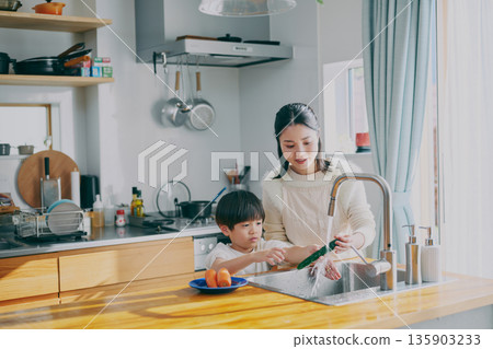 Parents who cook in the kitchen Parents who cook in the kitchen 135903233