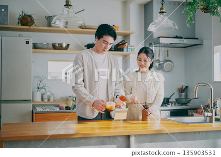 夫婦喝咖啡 135903531