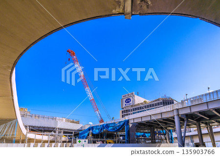 日本東京城市景觀，1月25日。新宿站、新宿站西口改造工程、起重機等景象。 135903766