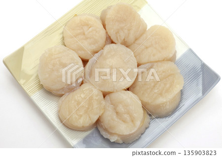盤子上的扇貝 盤子上的扇貝 135903823