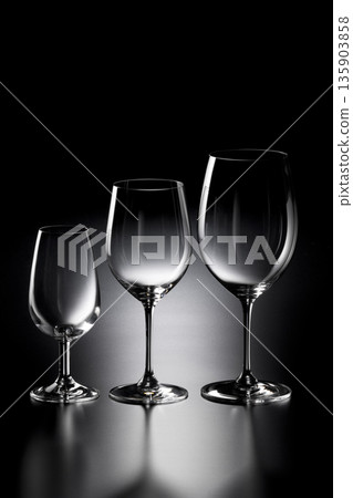 三種類型的葡萄酒杯 135903858