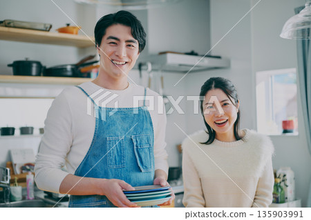 站立在廚房裡的夫婦 135903991