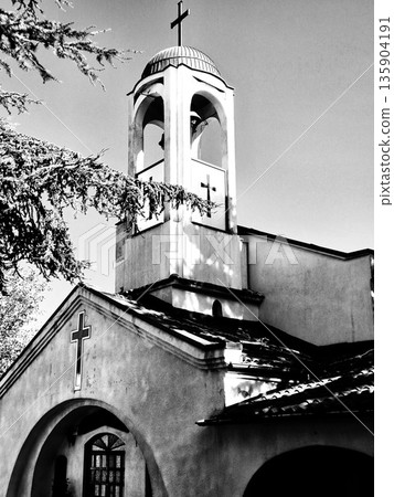 Black and white image of an Orthodox church 135904191