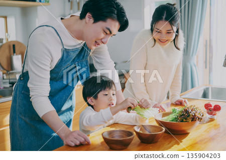 在廚房做飯的父母 135904203
