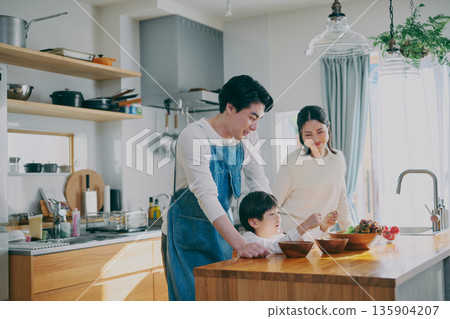 在廚房做飯的父母 在廚房做飯的父母 135904207