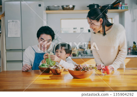 在廚房做飯的父母 135904292