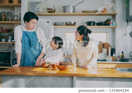 Parents who cook in the kitchen Parents who cook in the kitchen 135904294