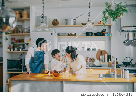 在廚房做飯的父母 135904315