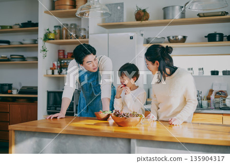 在廚房做飯的父母 135904317