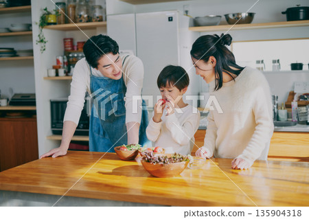 在廚房做飯的父母 在廚房做飯的父母 135904318