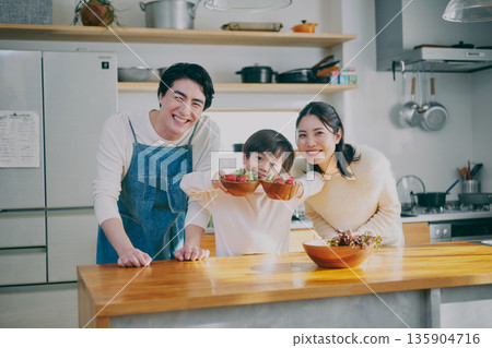 在廚房做飯的父母 在廚房做飯的父母 135904716