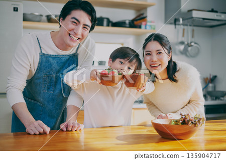在廚房做飯的父母 在廚房做飯的父母 135904717