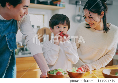 Parents who cook in the kitchen 135904719
