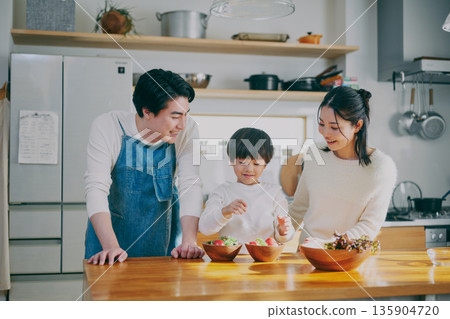 Parents who cook in the kitchen 135904720