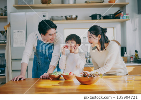 在廚房做飯的父母 在廚房做飯的父母 135904721