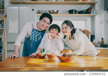 在廚房做飯的父母 135904722