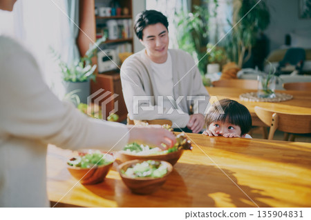 家庭廚房沙拉擺盤 家庭廚房沙拉擺盤 135904831