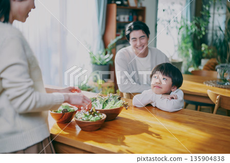 家庭廚房沙拉擺盤 135904838