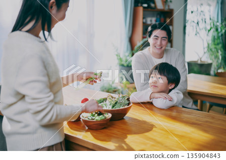 家庭廚房沙拉擺盤 135904843