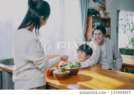 家庭廚房沙拉擺盤 135904847